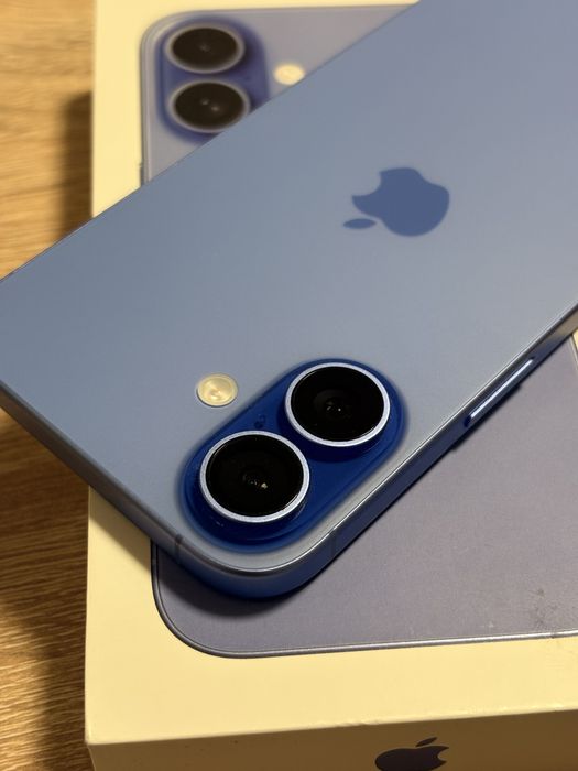 iPhone 16, Ultramarine + оригинален кейс на Apple