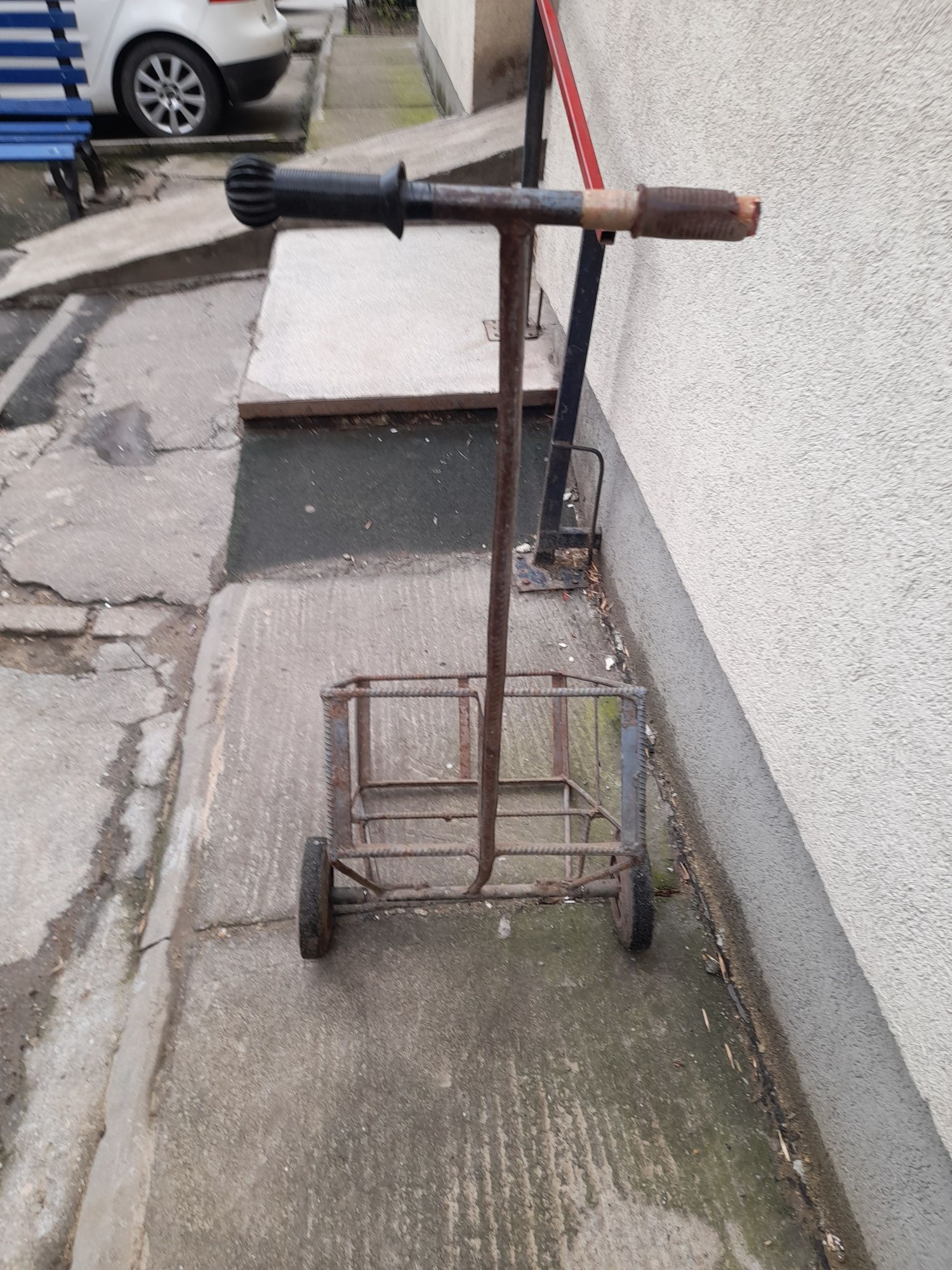 Vînd căruț butelii.