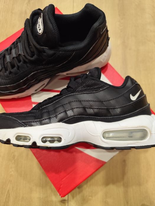 nike air max 95 black and white