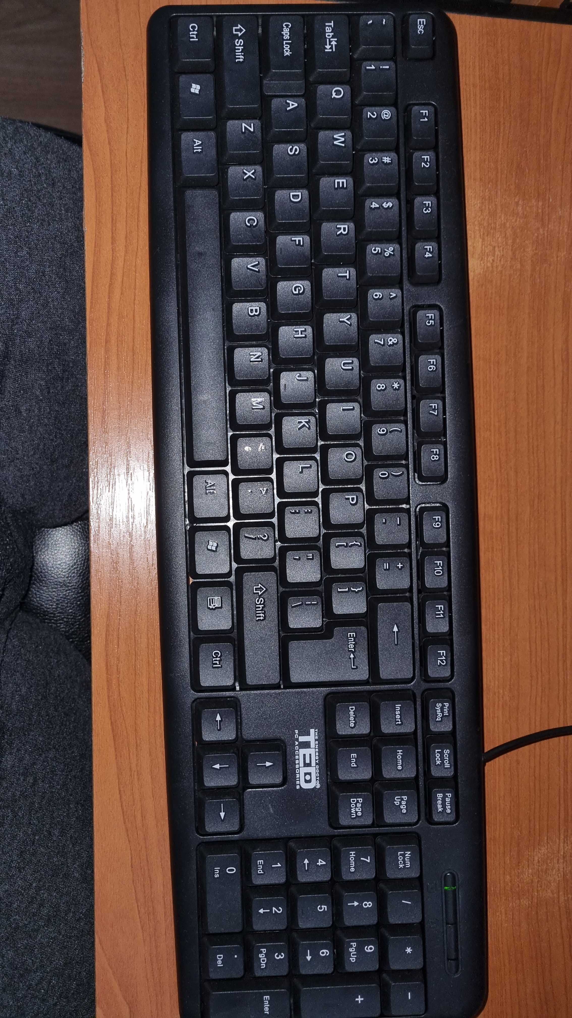 Unitate PC cu tastatura si mouse.