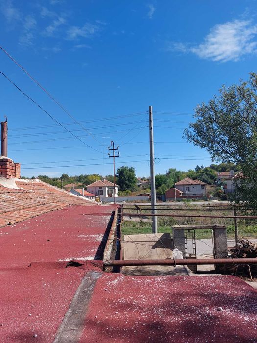 Къща с голям двор в оживено село близо до гр. Ямбол