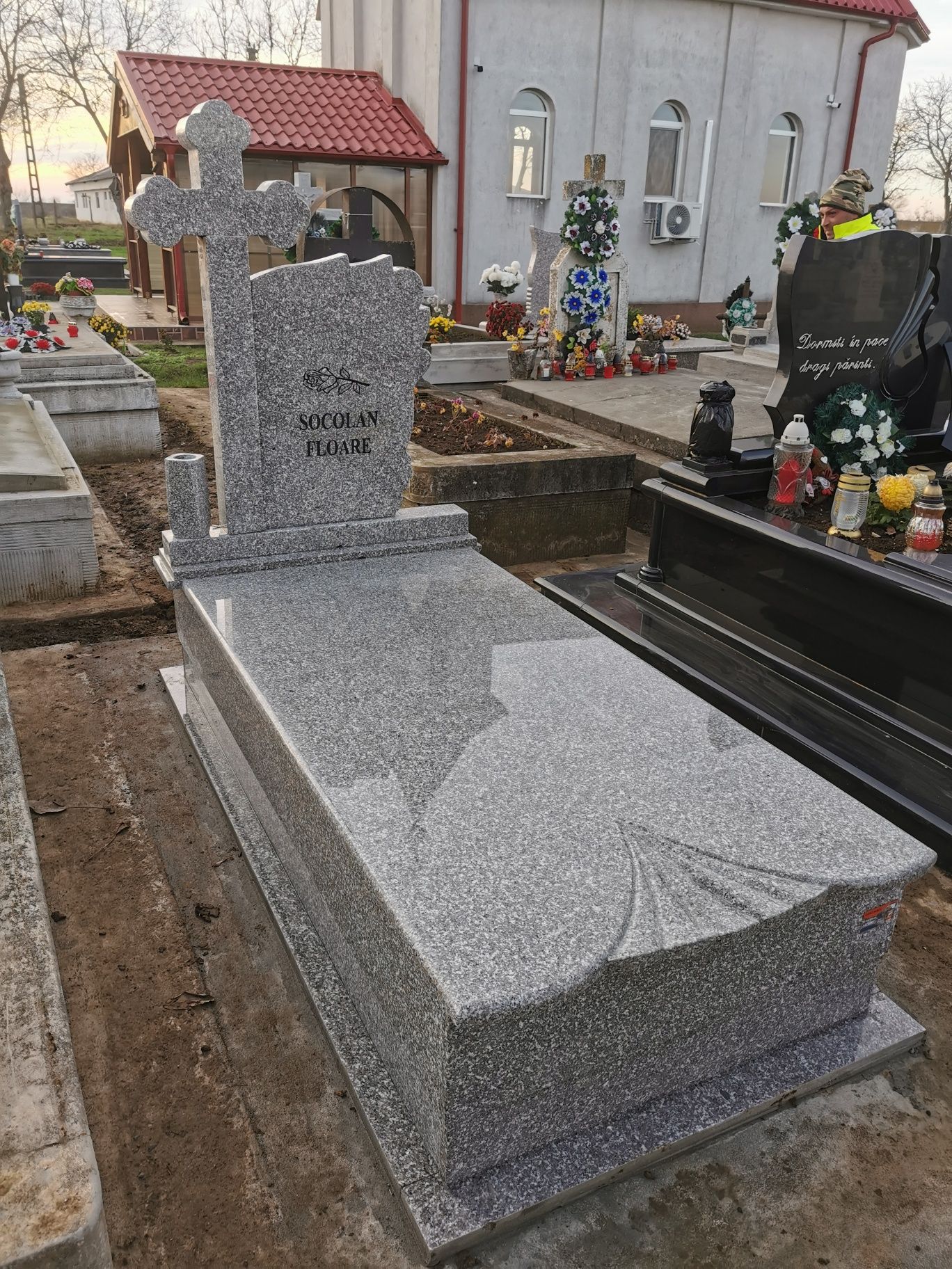 Morminte, monumente funerare, cruci cimitire