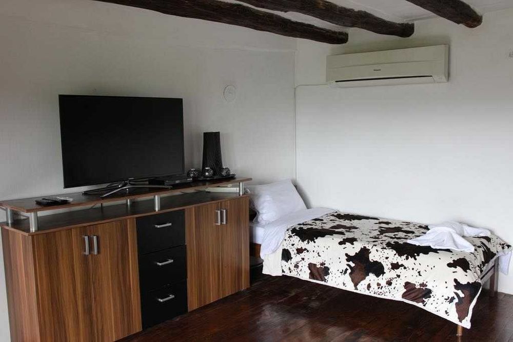 СВОБОДНА ЗА НОВА ГОДИНА Старата вила - къща за гости - с. Горни окол