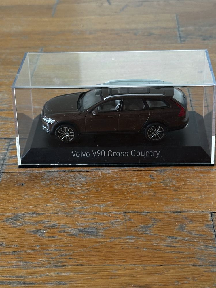 Volvo V90 Cross Country колелционерска количка