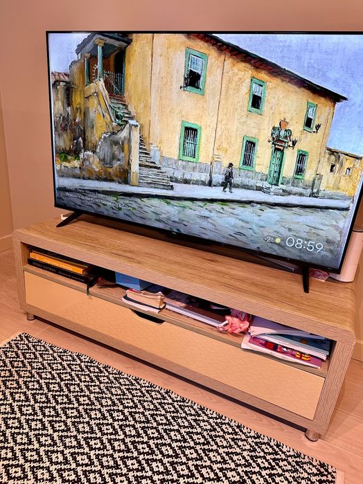 Продавам шкаф за телевизор