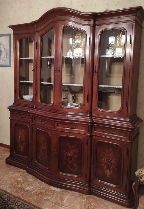 Comoda / Servanta / Vitrina/ Masa /Scaune din Lemn Masiv Sculptat Manu