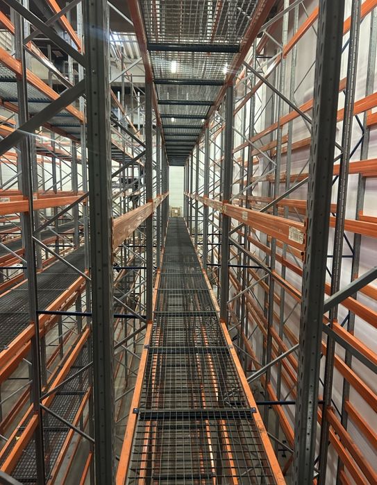 Rafturi metalice industriale pentru depozitare mărfuri