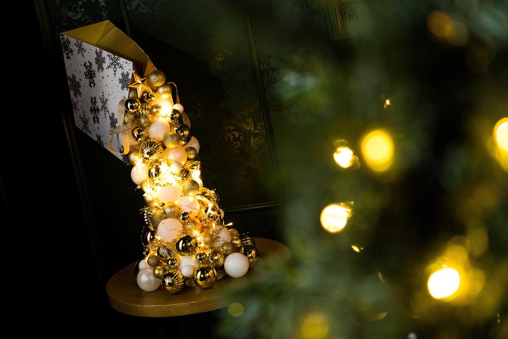 Decoratiune Craciun hand-made punga mare globuri aurii si lumini