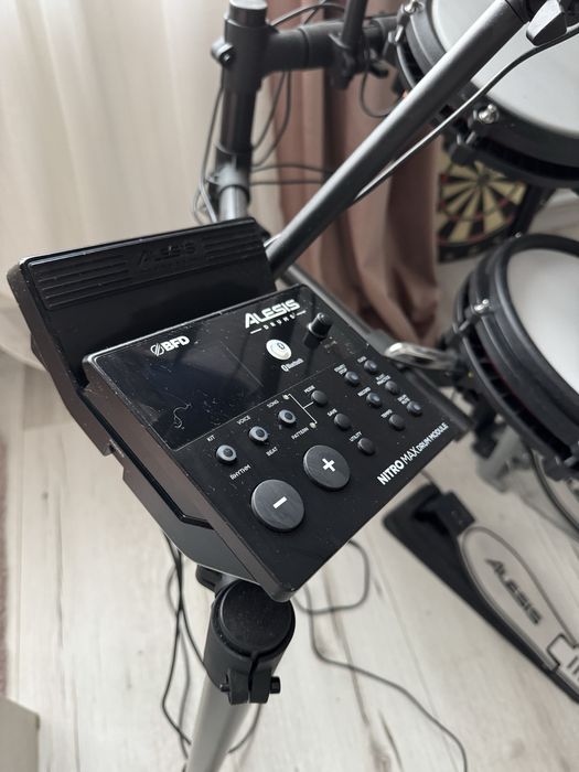 Tobe electronice Alesis Nitro Max + scaun și căști – kit complet extra