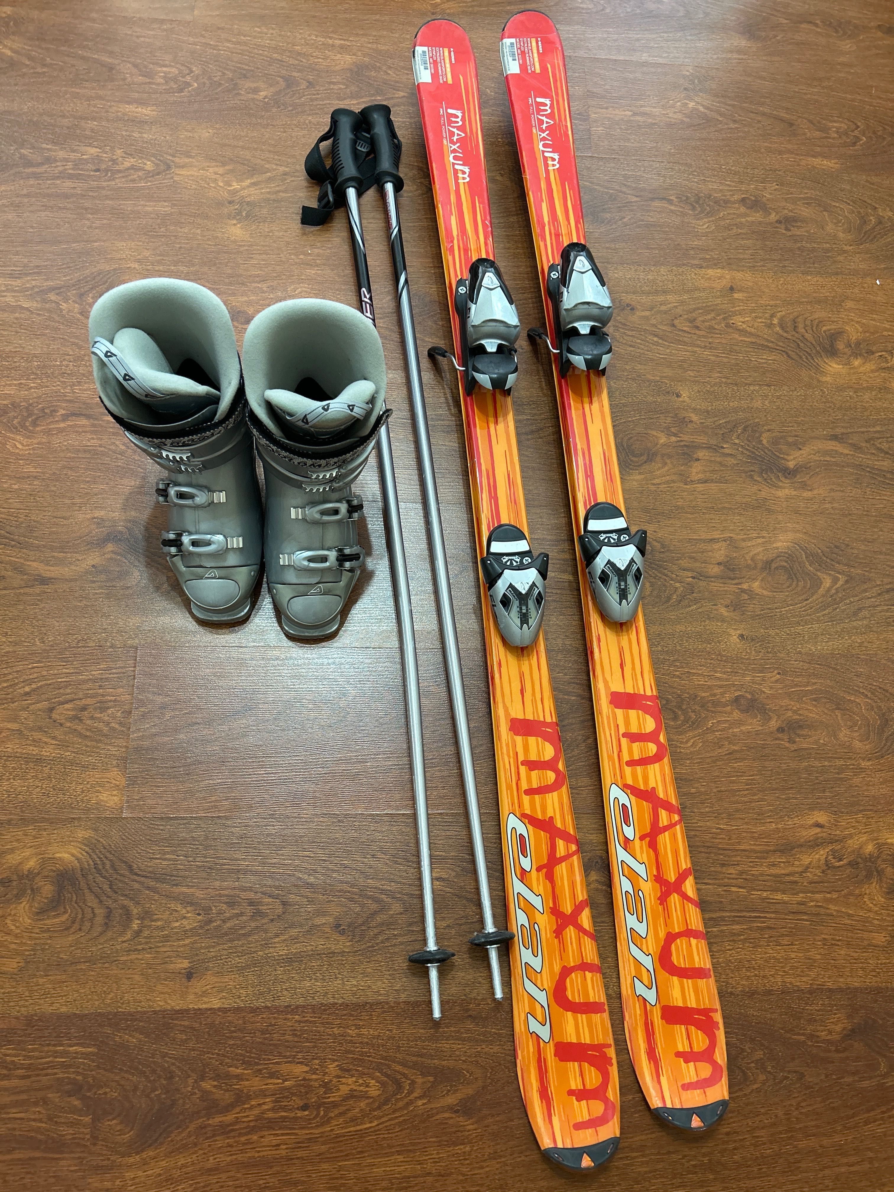 Продам лыжи, ботинки и палки в комплекте