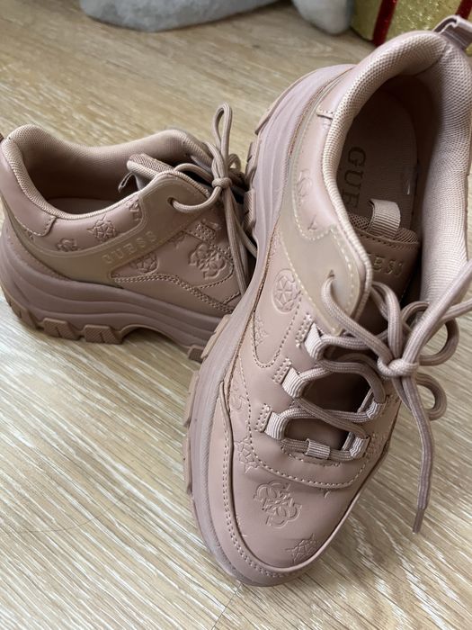 Маратонки guess,размер 37.Носени много малко.