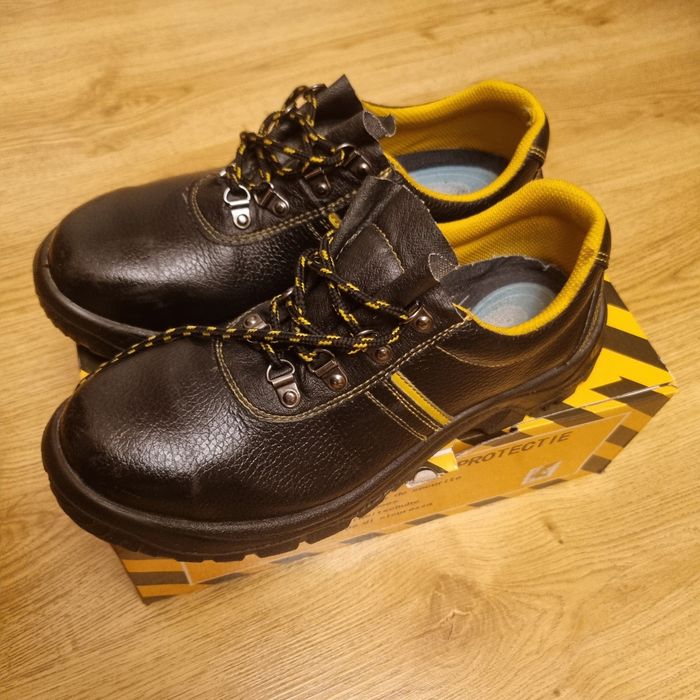 Pantofi de luceu cu bombeu nr 42