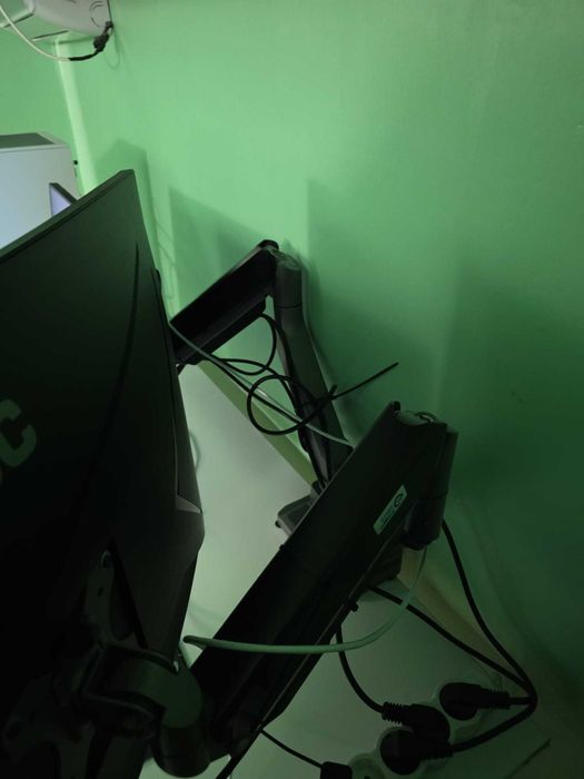 Vând setup de gaming complet: PC + Monitoare + Periferice