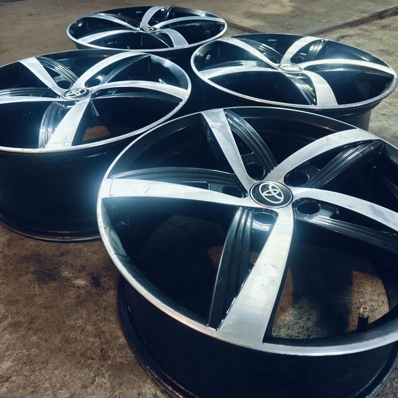 R18 PCD 5* 114,3 Комплект легкосплавных дисков