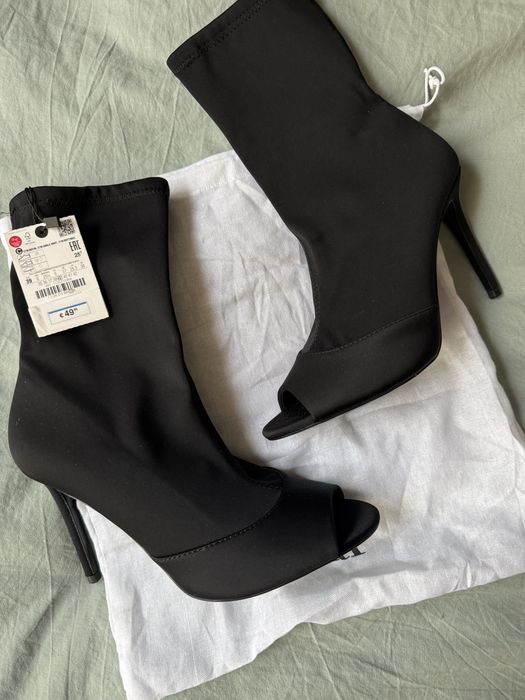 Нови боти с етикет на Zara