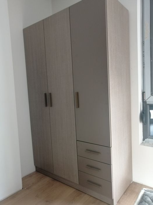 Продавам триклирен гардероб.