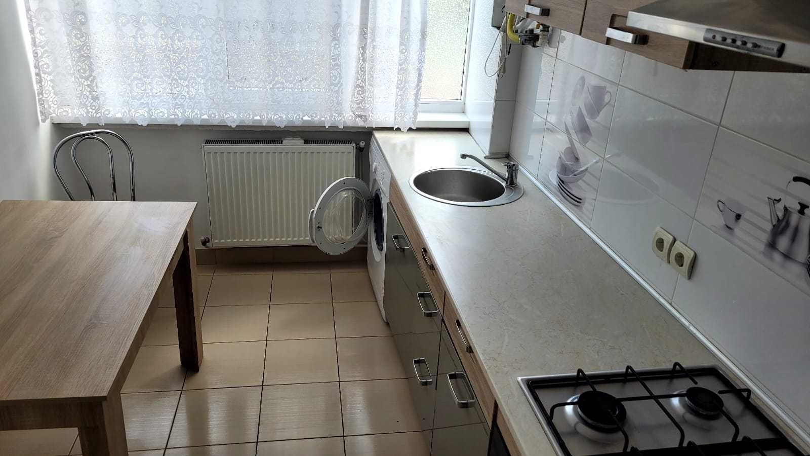 Vand apartament 2 camere etaj 1, centru