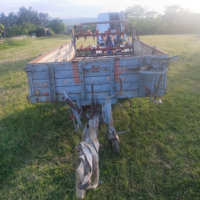 Remorca de împrăștiat gunoi în stare perfectă de funcționare