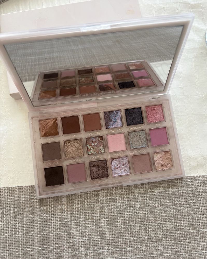 Huda beauty rose quartz палитра сенки