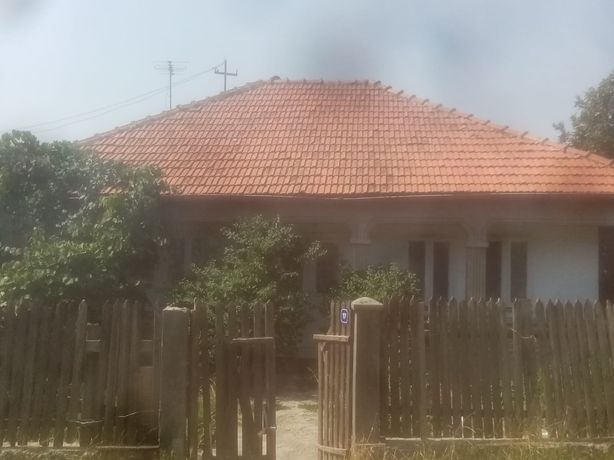 Vând casa ( 1km de Comănești)