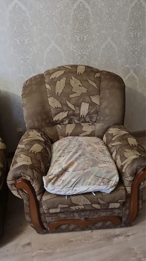 Продам диван и два кресла
