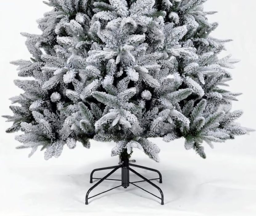 Коледна изкуствена елха.