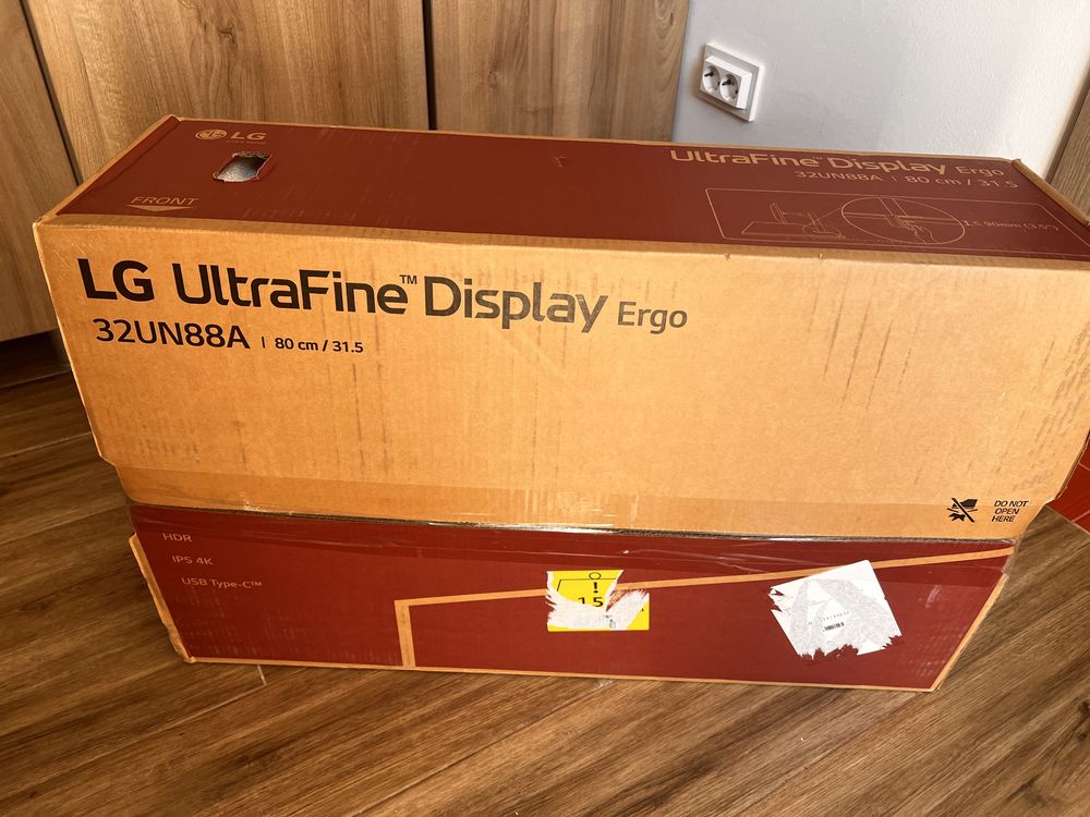 Ultra Fine Display Monitor LG 80cm cu stand suport