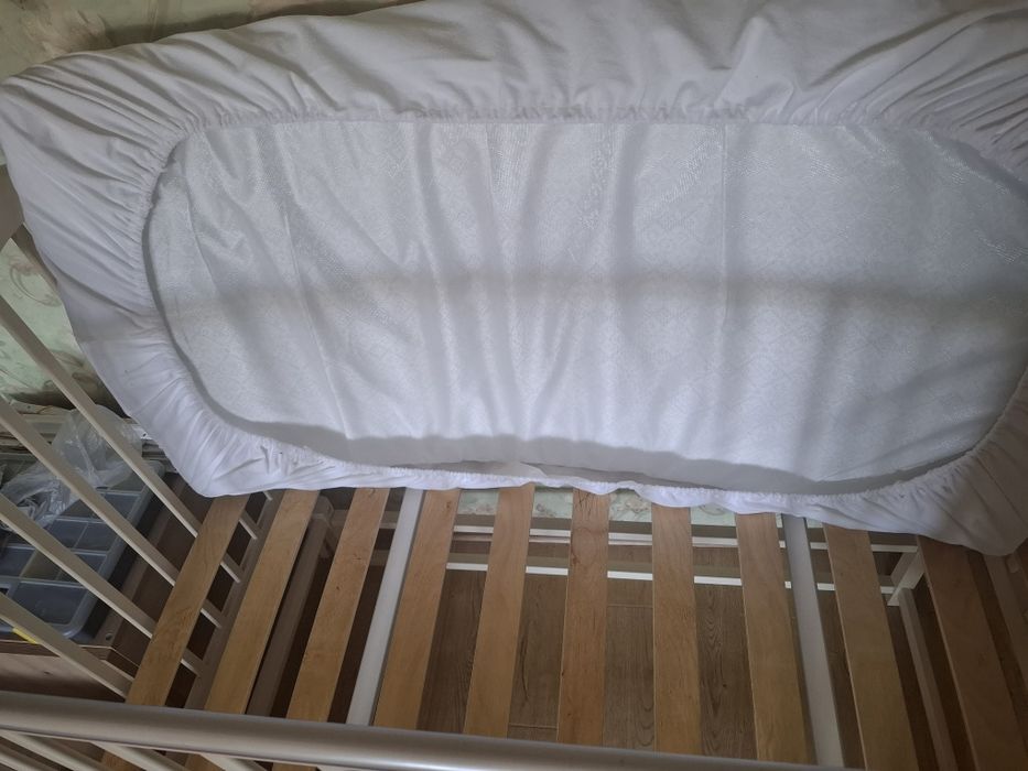 Кровать молочного цвета (качается)