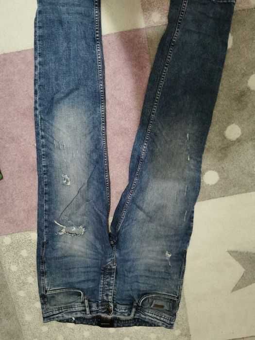 Blugi reserved și scurti