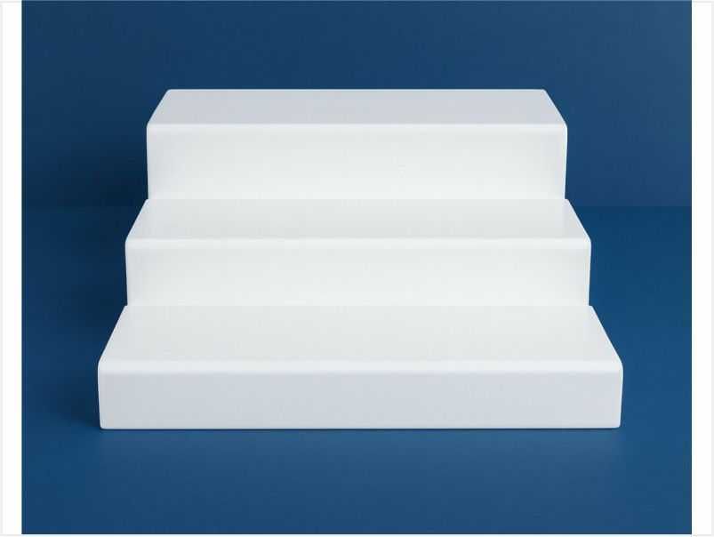 Тристепенен подиум от плексиглас за продукти, витрини и декорация