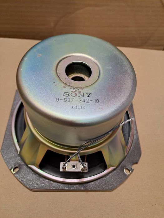 Нискочистотен " басов" говорител ,2 броя sony,  made in Japan 18.5 см.