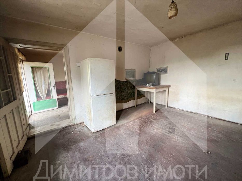 Продаваме самостоятелна тухлена къща в гр. Плиска с двор 1 дка и ГАРАЖ