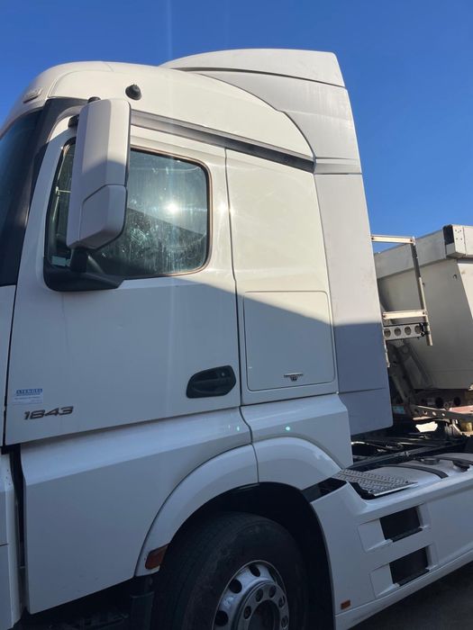 De vanzare ansamblu transport,cap tractor Mercedes si remorca Schmitz