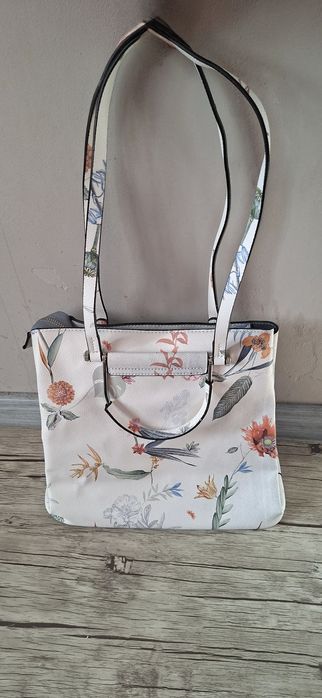 НОВА елегантна бяла дамска чанта с флорален принт