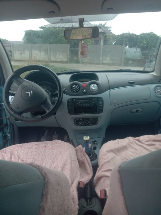 Vând Citroen C3 din 2003 mașină pentru dezmembrări sau camp.