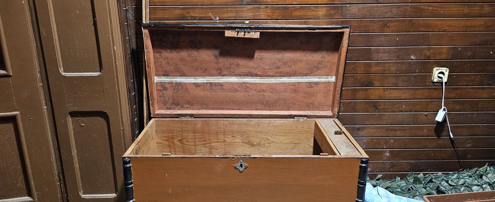 Отстъпка за сериозни купувачи.  Запазен старинен дървен скрин,