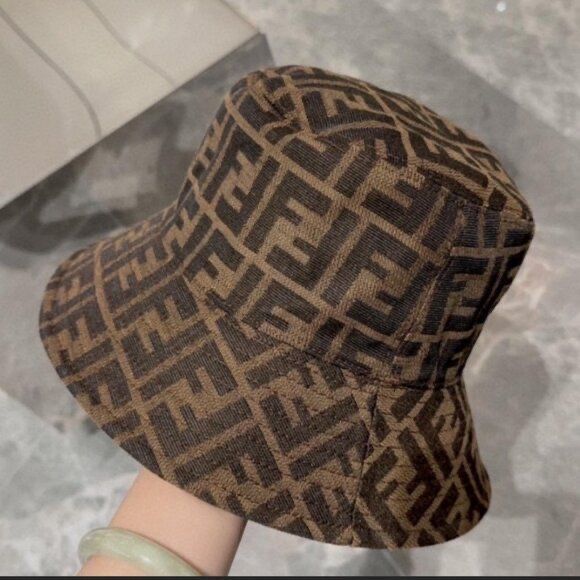 Панама Fendi супер стильная