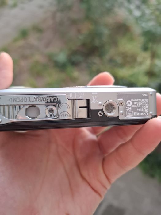 Компактен дигитален фотоапарат Nikon Coolpix S32 ударо и водоустойчив