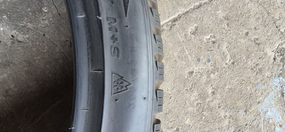 4 anvelope iarna ca si noi Hankook 255/35/21.Pretul este pe bucata