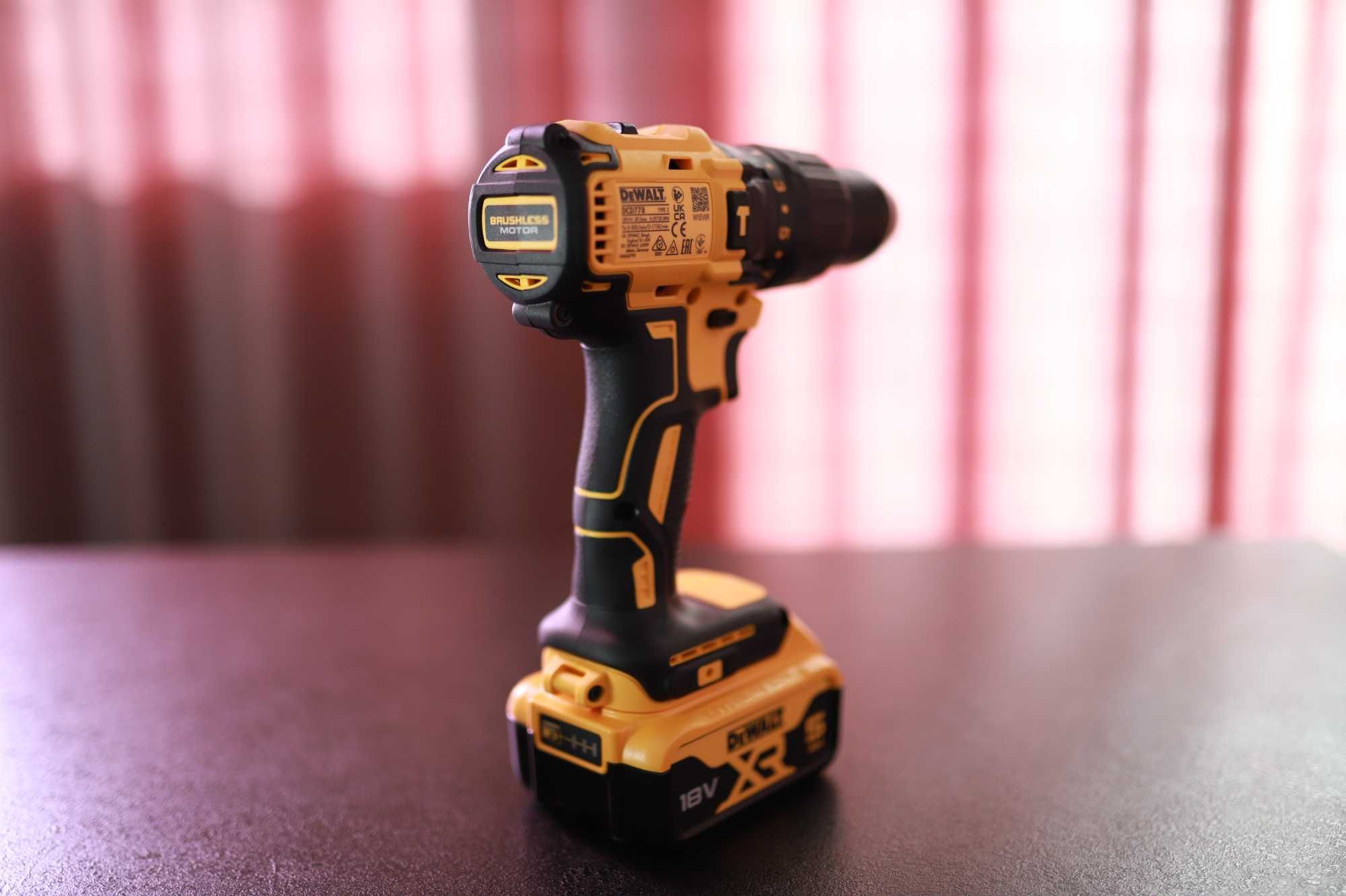 DeWALT комбинирана дрелка с две батерии  от 5 ампера