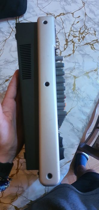 Vând mixer behringer