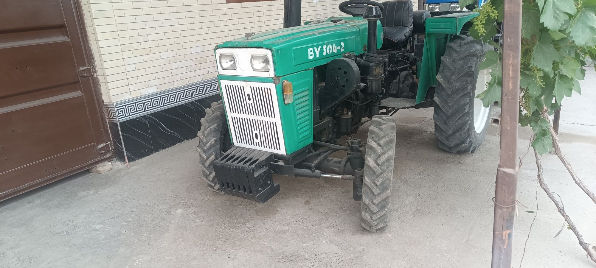 Bu 304-2 traktori