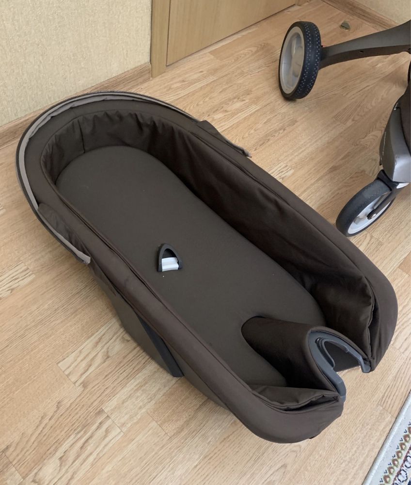 Коляска Stokke 2в1, есть люлька и прогулочный блок, также в комплекте