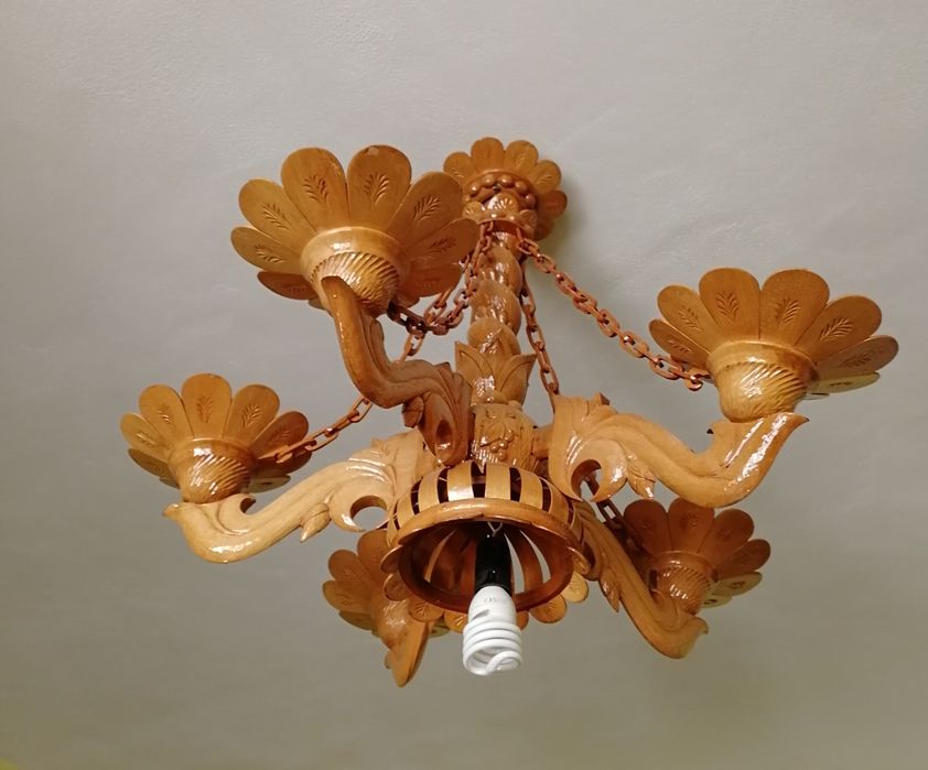 Candelabru, lustră mare din lemn sculptat