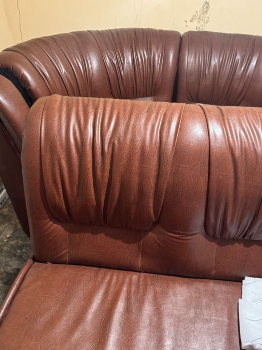 Canapea maro cu colt.