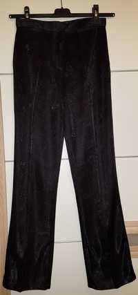 Pantaloni de dama negri, lucioși, cu model floral discret