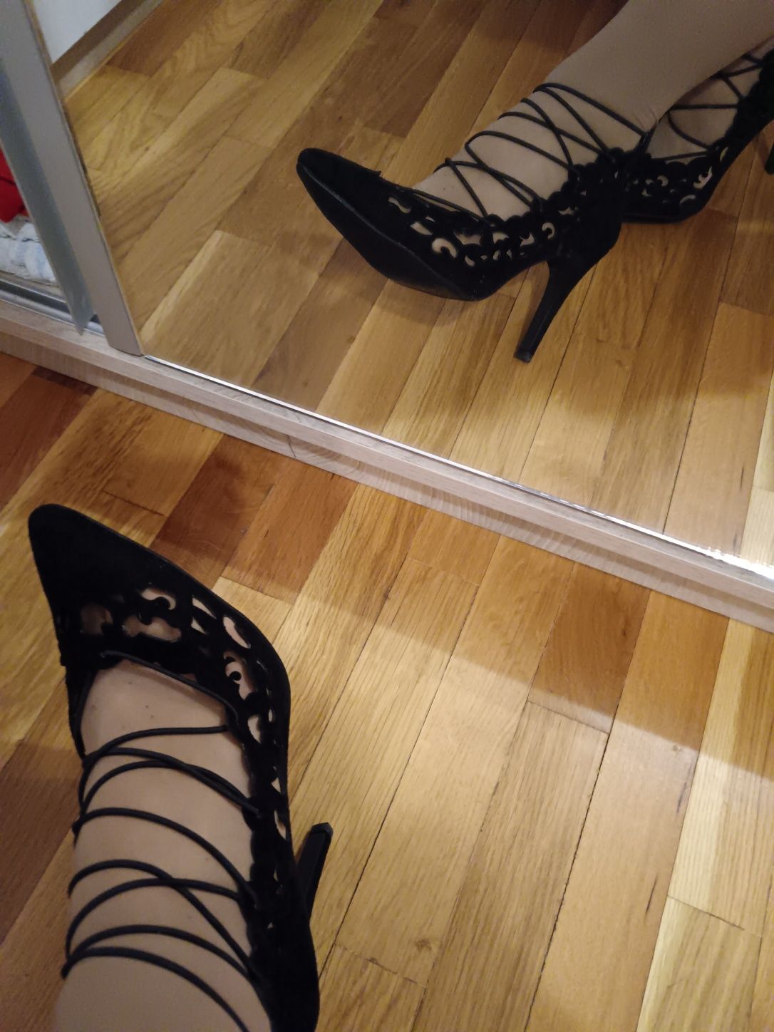 Нови черни обувки на ток