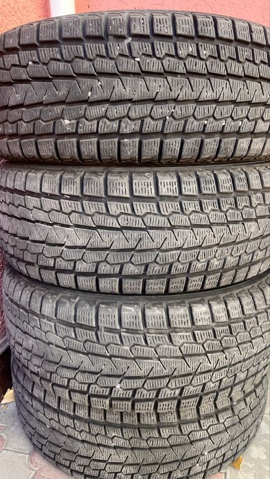 Шины зимние  б/у юкохама в отличном состояние