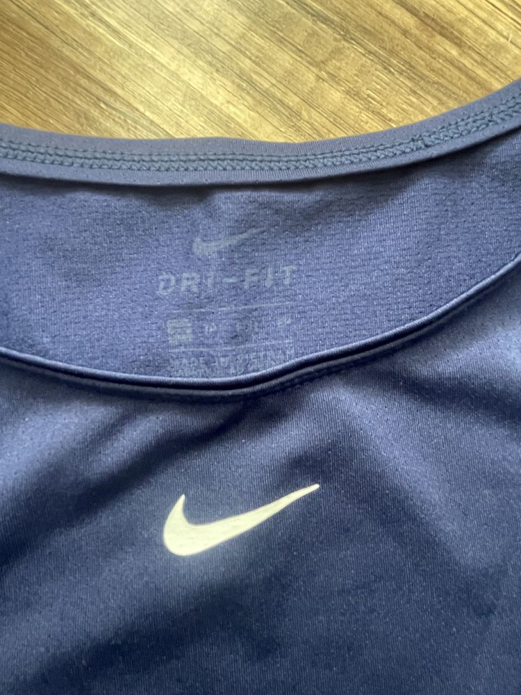 Нова блуза на Nike