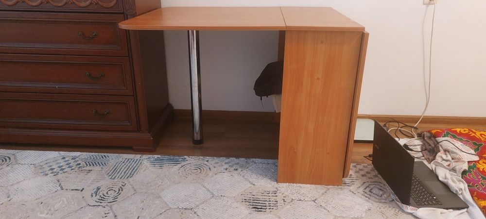 Жиналмалы стол тумба сатылады.   6-7 кісі отыруга болады.